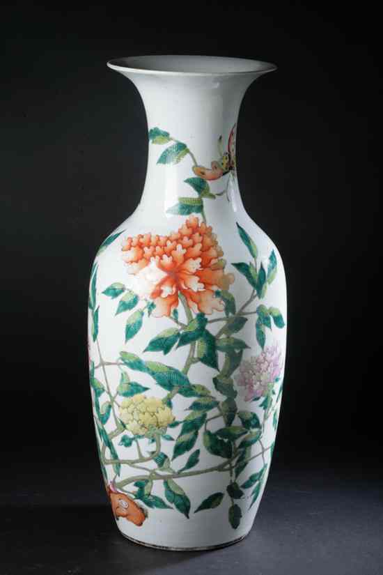 Appraisal: CHINESE FAMILLE ROSE PORCELAIN VASE Late Qing early Republic period