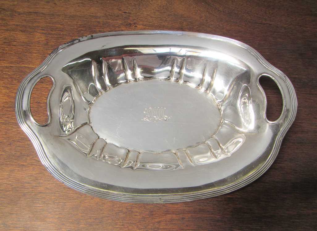 Appraisal: TIFFANY CO STERLING SILVER SERVING DISH pattern of oval shallow