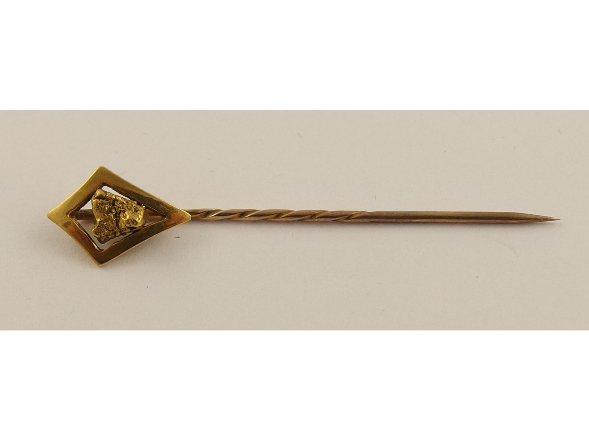 Appraisal: A yellow metal 'gold nugget' tie pin weight approx gms