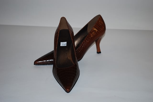 Appraisal: Stuart Weitzman brown giraffe print skin pumps Size M Good