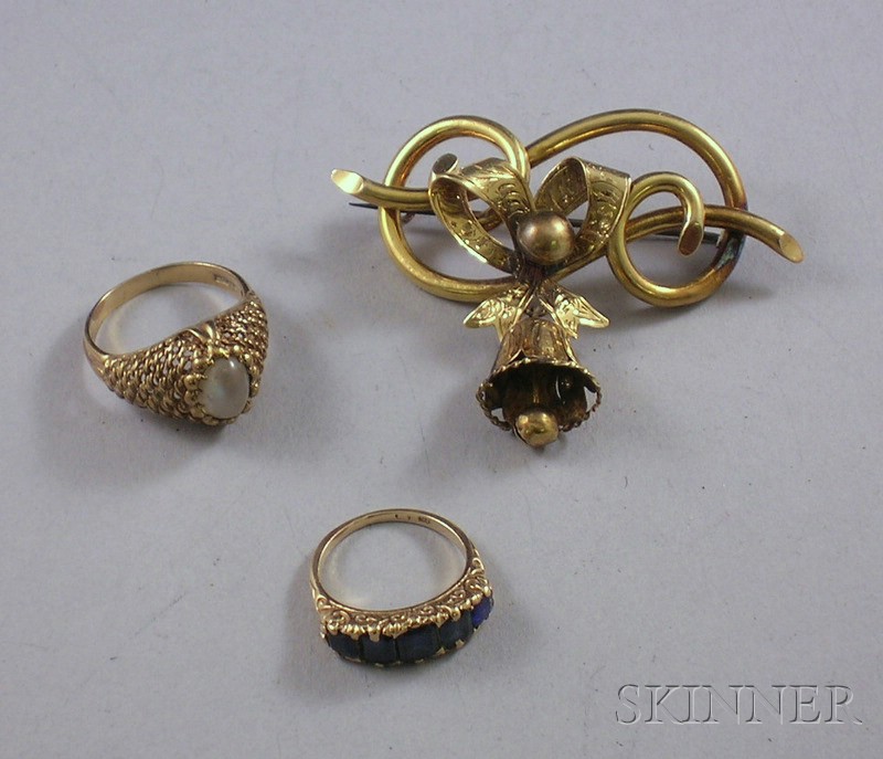 Appraisal: Three Gold Jewelry Items a kt gold bell brooch a