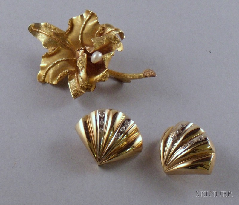 Appraisal: kt Gold and Pearl Iris-form Brooch and a Pair of