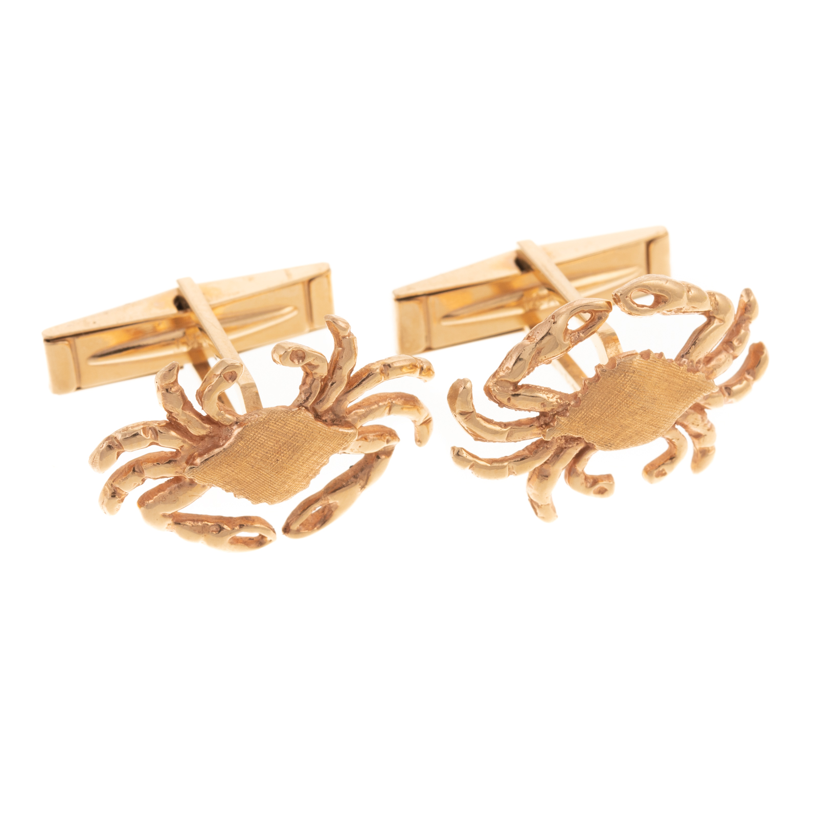 Appraisal: A PAIR OF K YELLOW GOLD CRAB CUFFLINKS K yellow