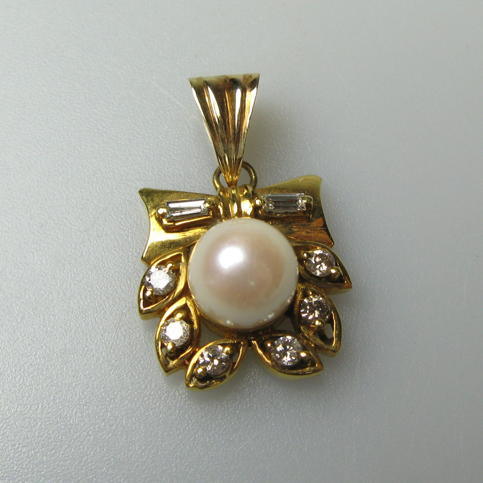 Appraisal: k Yellow Gold Pendant set with a cultured pearl mm