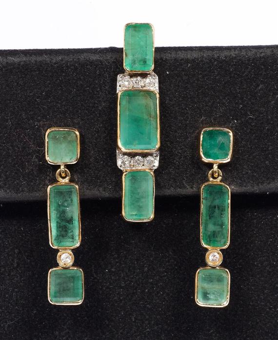 Appraisal: EMERALD AND DIAMOND BROOCH AND EAR PENDANTS ca Yellow gold