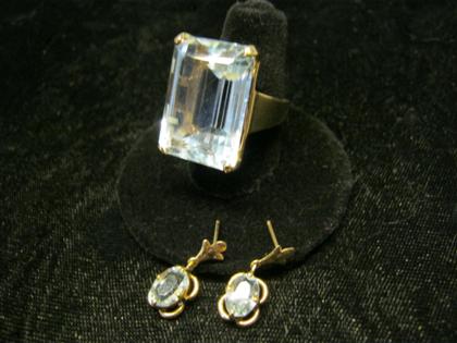 Appraisal: Yellow gold aquamarine cocktail ring and matching earringsRing set with