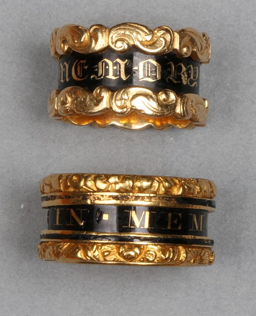 Appraisal: A LATE GEORGIAN CT GOLD AND BLACK ENAMEL MOURNING RING