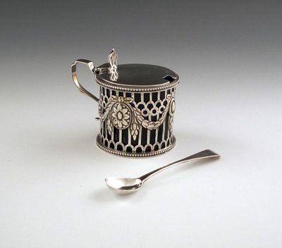 Appraisal: A Victorian silver mustard pot by George Richards and Edward