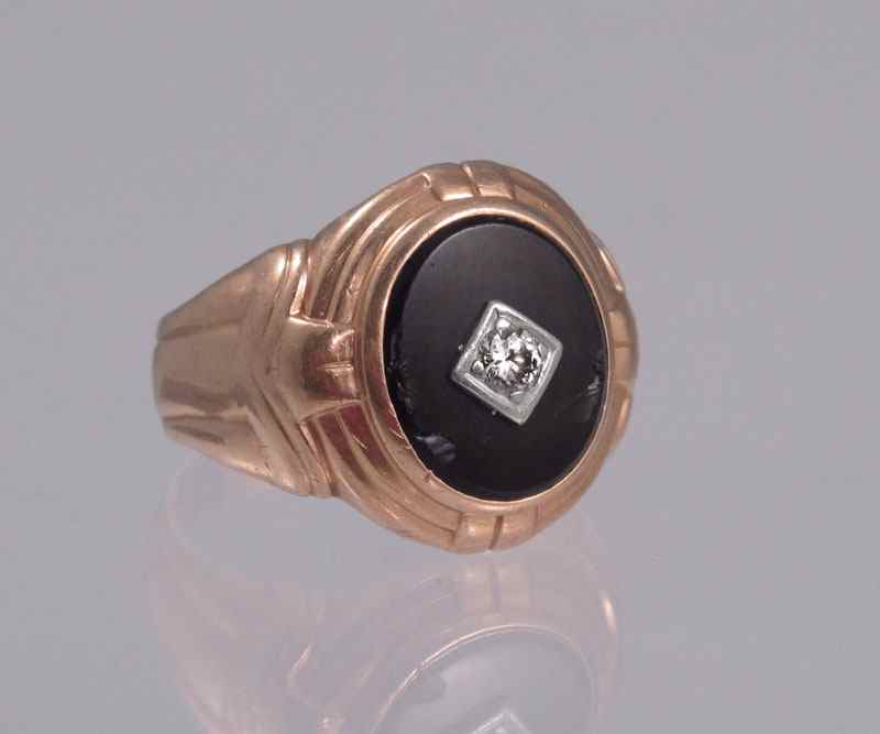 Appraisal: K GOLD MAN'S ONYX DIAMOND RING K yellow gold ring