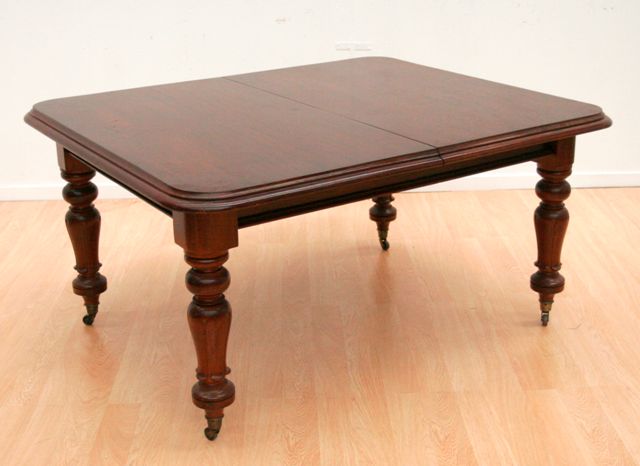 Appraisal: A Victorian style mahogany dining table with on extra leaf