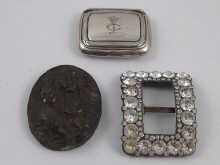 Appraisal: A mixed lot comprising a rectangular silver pill box a