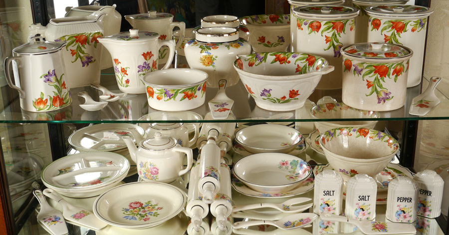 Appraisal: HARKER POTTERY AMERICAN DINNERWARE In the Hotoven Tulip pattern are