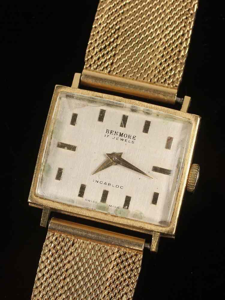 Appraisal: GENT'S WATCH - K yellow gold rectangular head wristwatch with