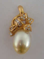 Appraisal: An carat yellow gold diamond and cultured pearl pendant the