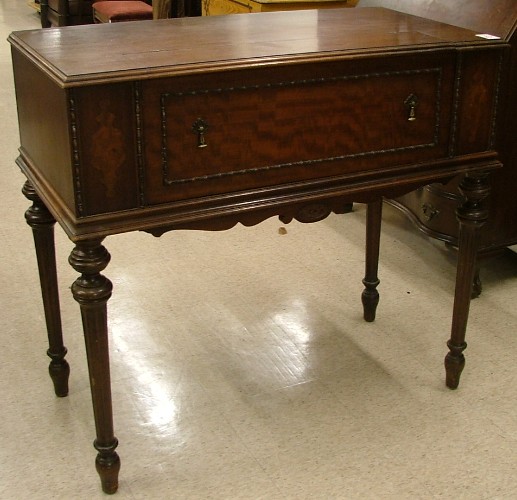 Appraisal: WALNUT SPINET DESK American c 's of rectangular coffer form