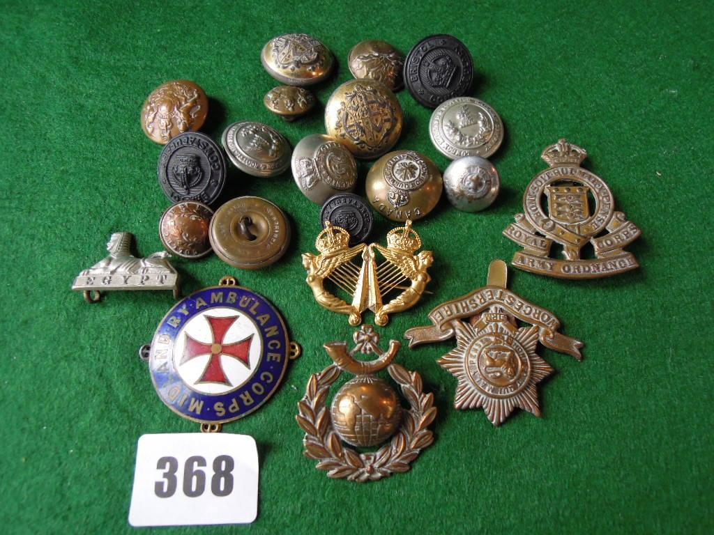 Appraisal: A quantity of military buttons and regimental badges including a