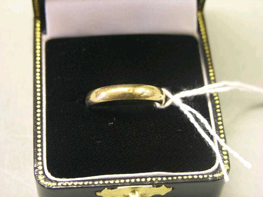 Appraisal: A ct gold band wedding ring approximately grams ring size