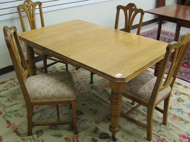 Appraisal: OAK DINING TABLE WITH LEAF AND CRANK English c having