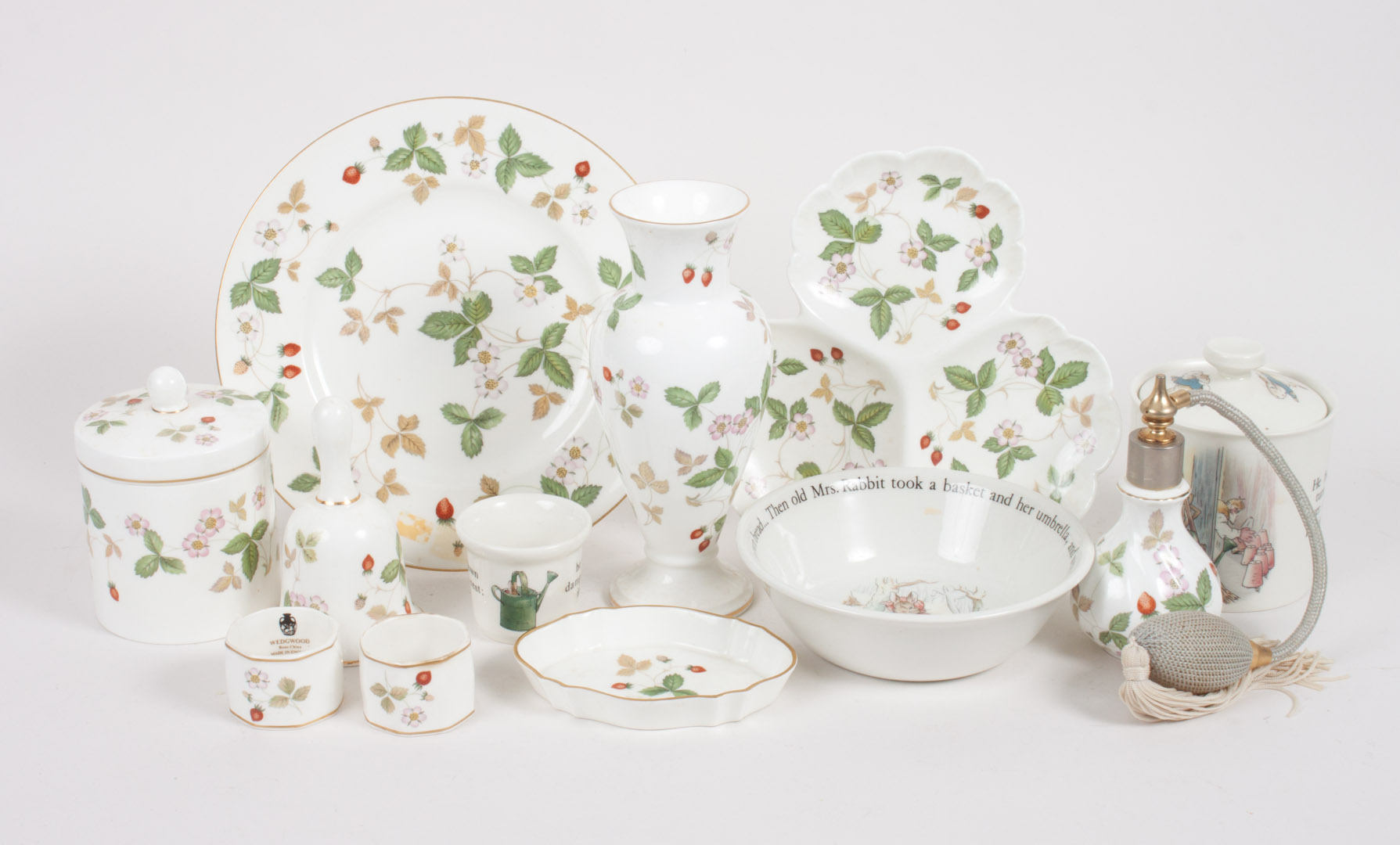 Appraisal: Assorted Wedgwood china items nine items in the Wild Strawberry