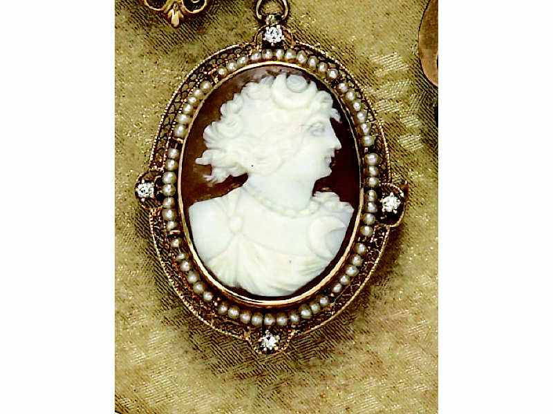 Appraisal: CAMEO PENDANT BROOCH k yellow gold pendant brooch with seed