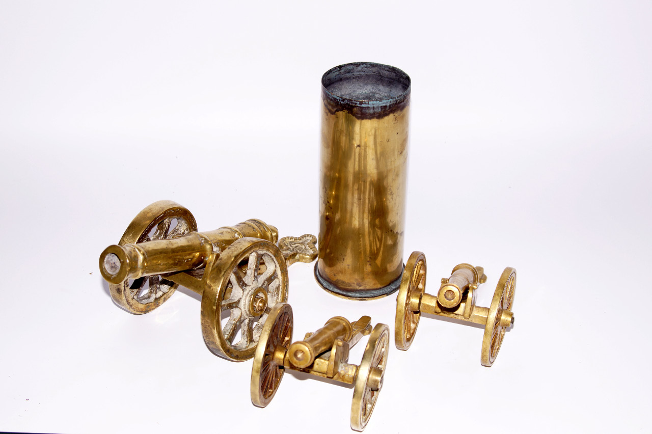 Appraisal: Various metalware to include three solid brass cannons a small