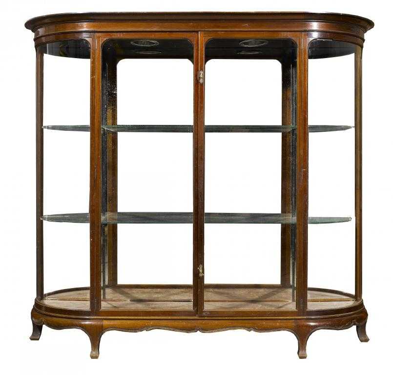 Appraisal: AN ENGLISH MAHOGANY SHOWROOM CABINET with moulded cornice and enclosed