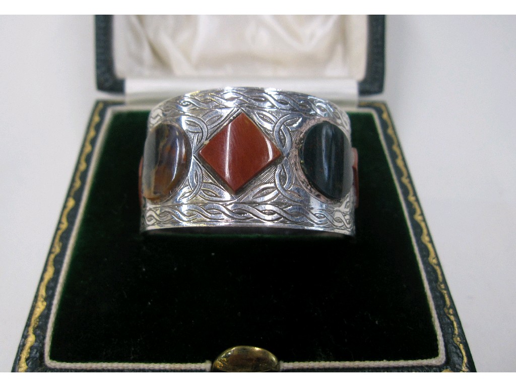 Appraisal: Cased silver and agate set napkin ring Birmingham