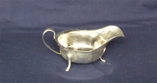 Appraisal: George V silver sauce boat with serpentine border on three