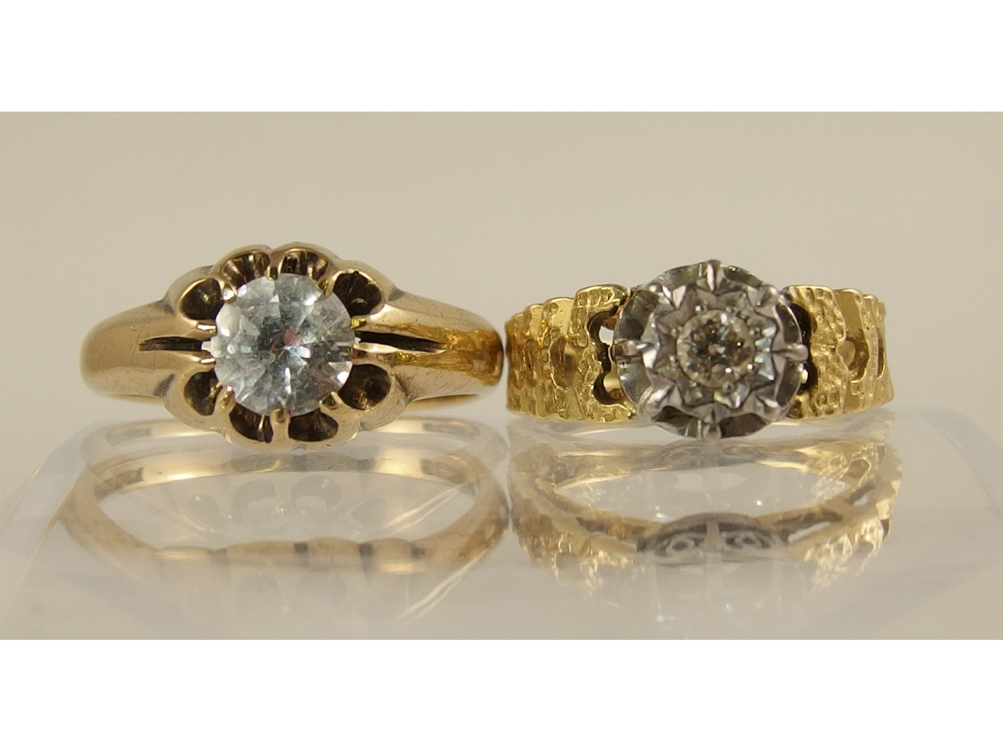 Appraisal: A yellow metal retro ring set with a diamond and