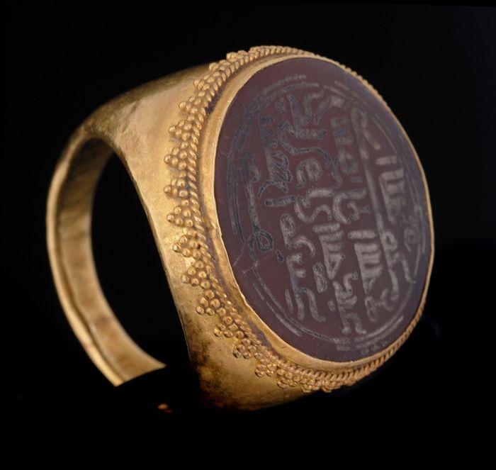 Appraisal: Persian Granulated Gold Ring Set with Kufic-Inscribed Agate Stone