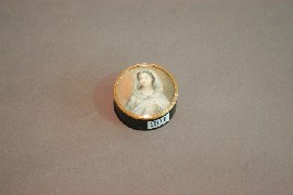 Appraisal: A circular box and cover in tortoiseshell with portrait miniature