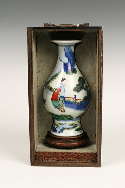 Appraisal: AN ANTIQUE CHINESE PORCELAIN BALUSTER VASE with polychrome enamel figural