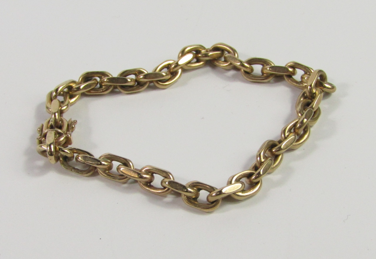 Appraisal: A ct gold cable link bracelet on a snap clasp