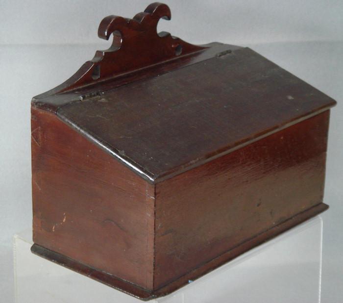 Appraisal: Poplar dovetailed salt box with hinged lid varnish over stained