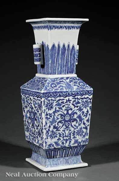 Appraisal: A Chinese Blue and White Porcelain Arrow Vase th c