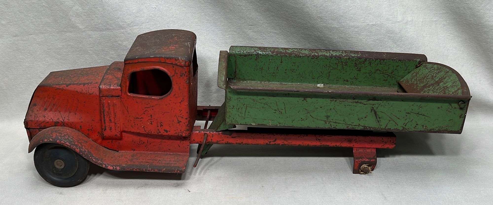 Appraisal: American pressed steel dump truck toyearly to mid th century