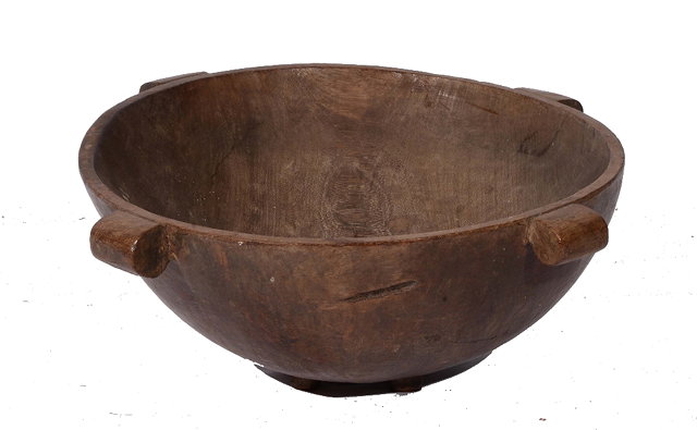 Appraisal: A Tongan circular wooden feasting bowl with simple lug handles