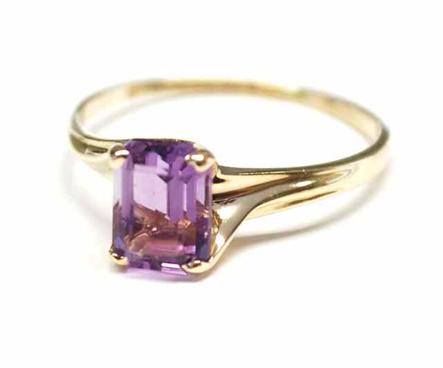 Appraisal: AMETHYST AND FOURTEEN KARAT GOLD RING The solitaire ring features