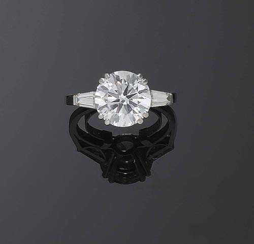 Appraisal: DIAMOND RING ca Platinum Classic model the top is set