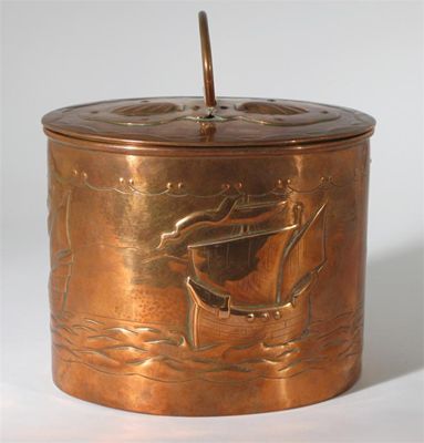 Appraisal: A Newlyn copper tea caddy and cover hammered in low