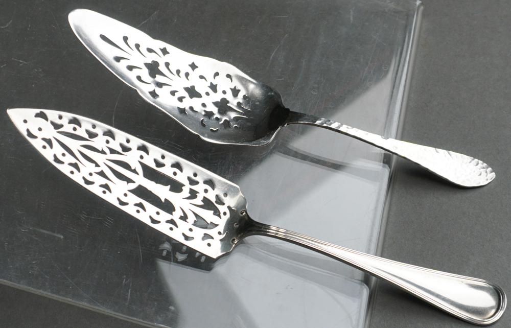 Appraisal: TWO PIERCED STERLING SILVER PASTRY SERVERS OZTTwo Pierced Sterling Silver