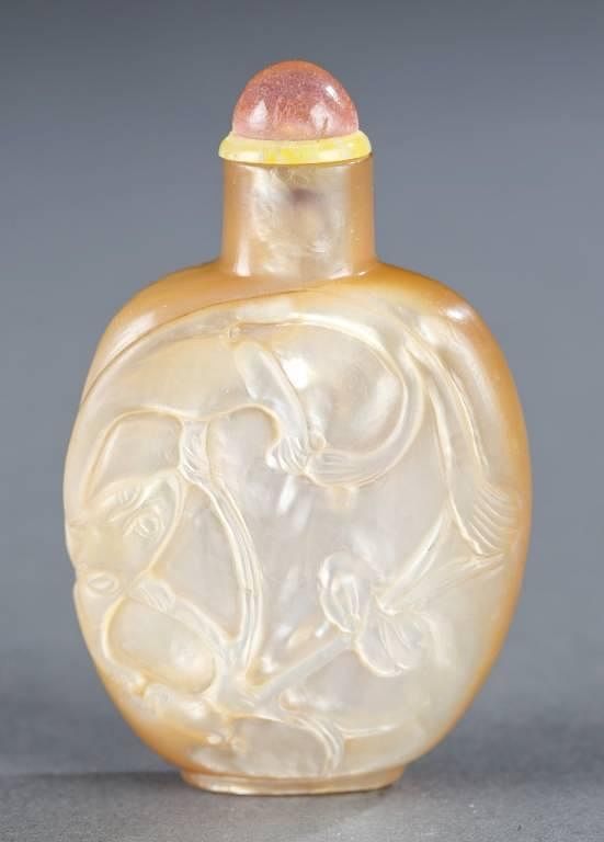 Appraisal: Mother of pearl Chinese snuff bottle A mother of pearl