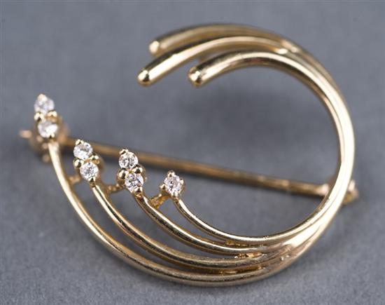 Appraisal: KT yellow gold pin with diamonds Pin has concentric C