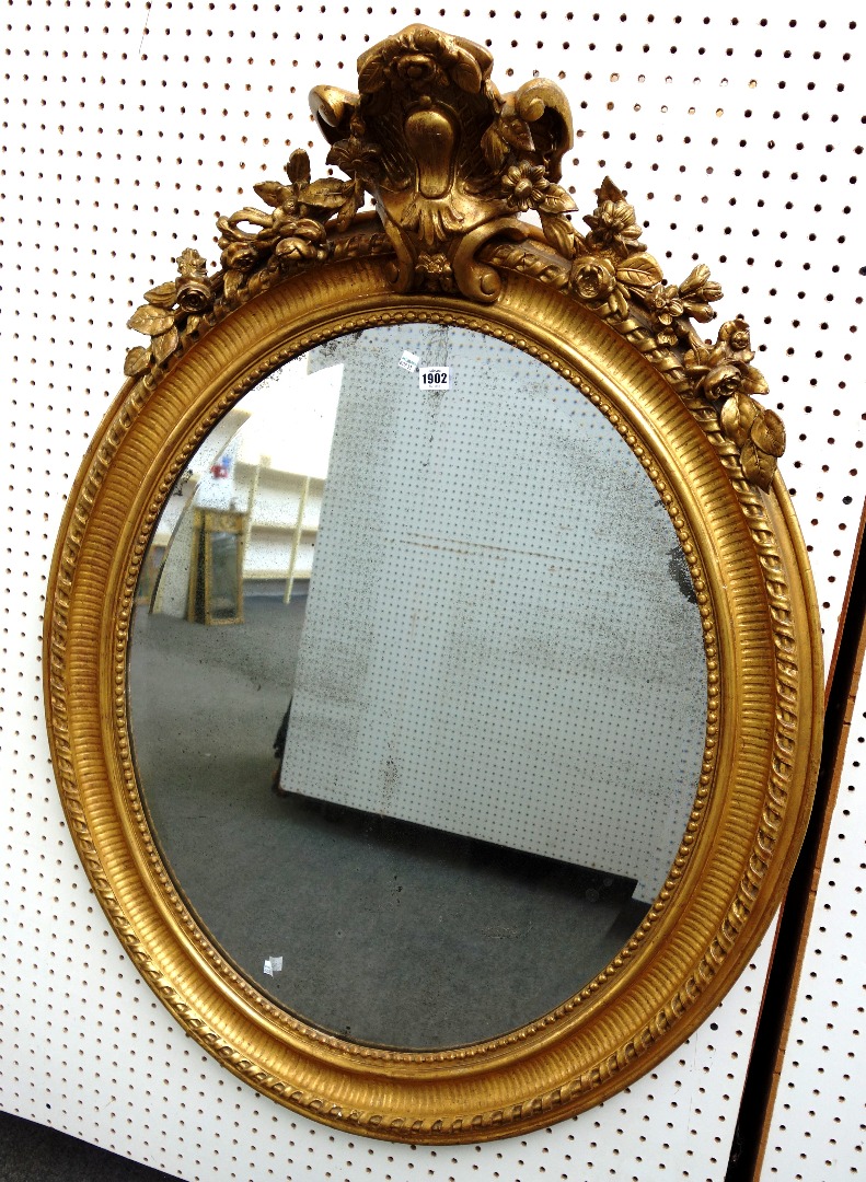 Appraisal: A Victorian gilt framed oval wall mirror with cartouche crest