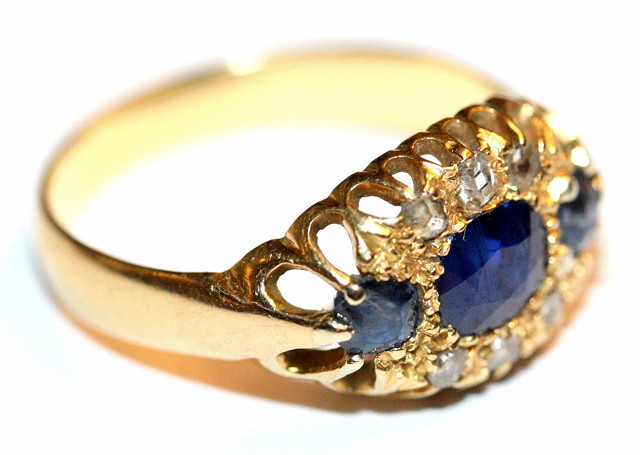 Appraisal: A THREE STONE SAPPHIRE RING graduated bead set sapphires with