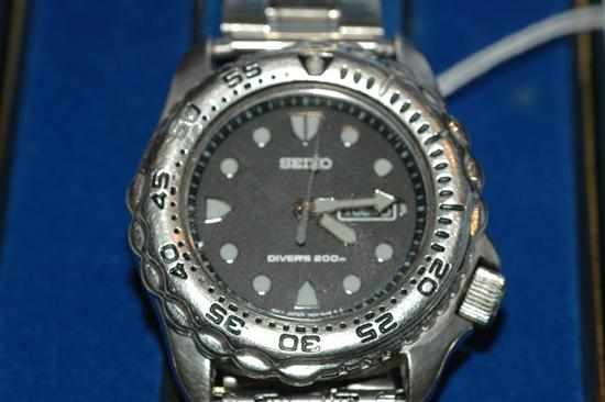 Appraisal: A SEIKO DIVERS QUARTZ WRISTWATCH WITH BATON NUMERALS AND DAY