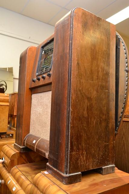 Appraisal: AN EARLY ARISTONE WIRELESS WITH BAKERLITE KNOBS AN EARLY ARISTONE