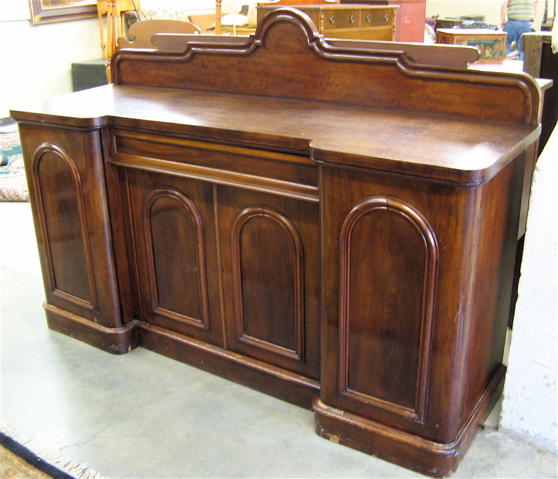 Appraisal: VICTORIAN MAHOGANY SIDEBOARD English th century centering a recessed -door