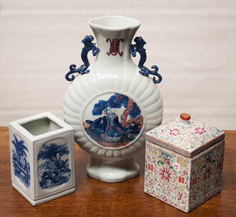 Appraisal: THREE CHINESE QING PORCELAIN VESSELS Famille Rose lidded box with