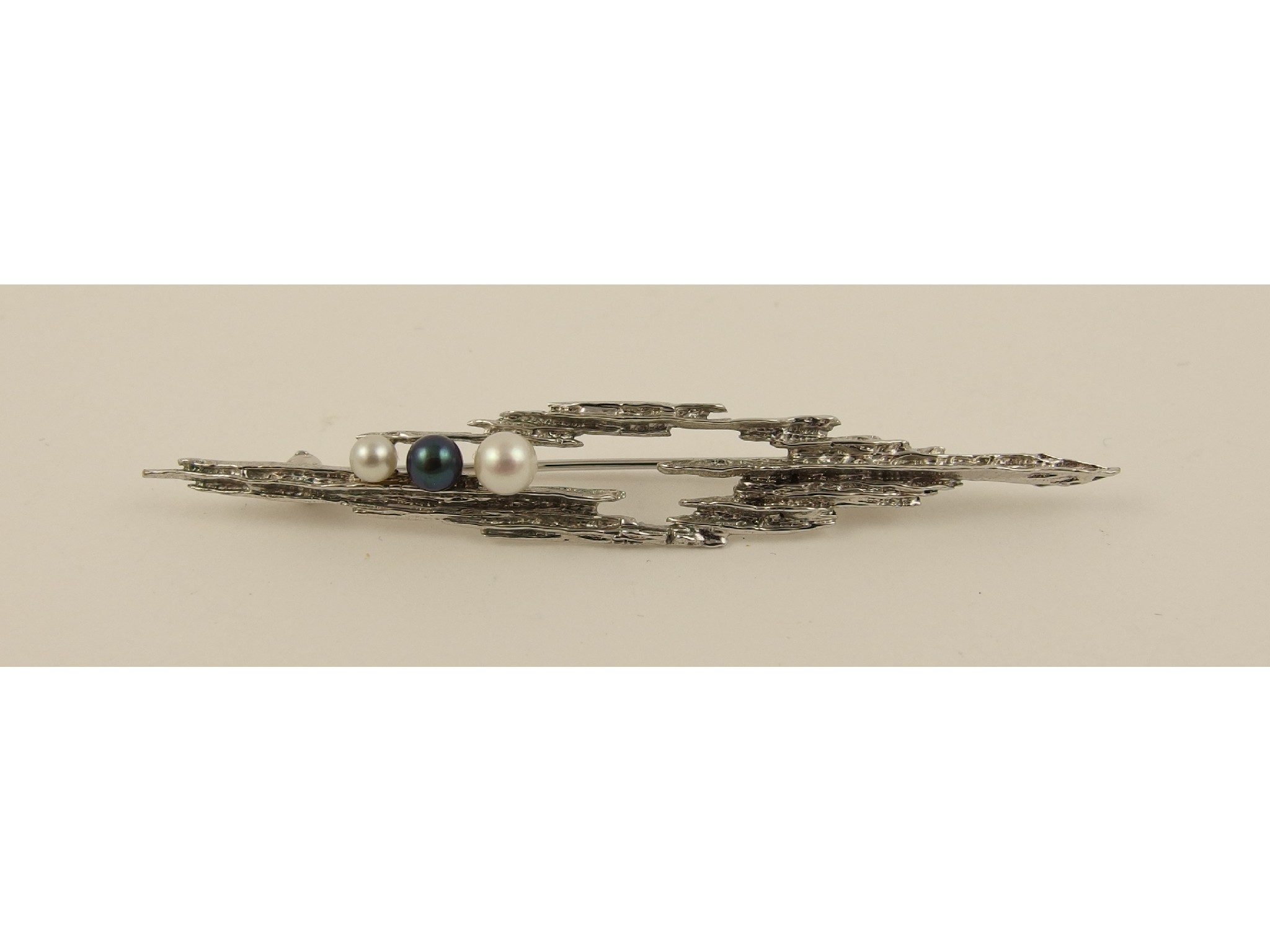 Appraisal: A ct white gold retro brooch set with two white